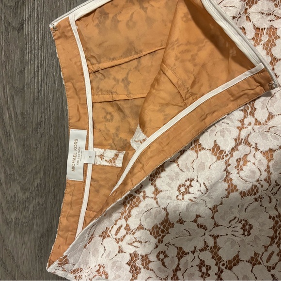 Michael Kors White Floral Lace Short - Picture 2 of 2